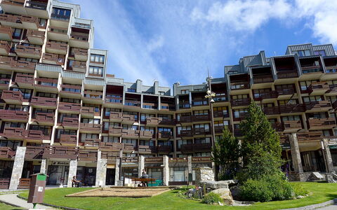 Tignes 350: Wolke, Gebäude, Pflanze, Himmel, Eigentum, Tower Block, Urban Design, Eigentumswohnung, Wohngebiet, Nachbarschaft