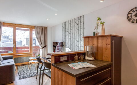 Tignes 350: Cabinetry, Möbel, Eigentum, Tabelle, Schublade, Stuhl, Kommode, Holz, Fenster, Interior Design