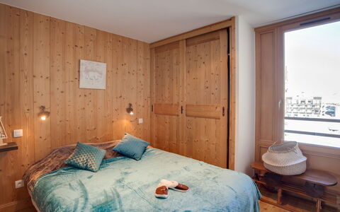 Tignes 350: Möbel, Gebäude, Komfort, Azurblau, Holz, Textil, Interior Design, Bett, Fussboden