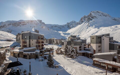 Tignes 350: Himmel, Berg, Schnee, Gebäude, Daytime, Eigentum, Steigung, Einfrieren, Stadt, Wolke