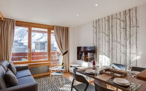 Tignes 350: Tabelle, Eigentum, Fenster, Vorhang, Interior Design, Holz, Textil, Gebäude, Beleuchtung