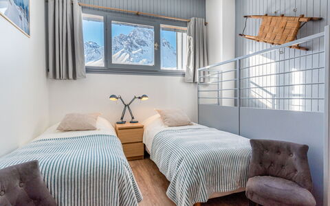 Tignes 350: Möbel, Eigentum, Fenster, Tabelle, Komfort, Blau, Azurblau, Holz, Schatten, Textil