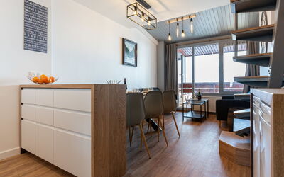Tignes 350: Eigentum, Tabelle, Stuhl, Holz, Cabinetry, Interior Design, Fussboden, Gebäude, Wand