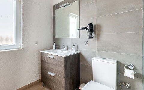 Vista del Mar 1: Eigentum, Armatur, Spiegel, Zapfhahn, Fenster, Interior Design, Sinken, Badezimmer, Flooring