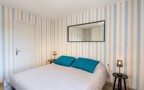 La Peite Maison: Möbel, Eigentum, Komfort, Azurblau, Holz, Textil, Beleuchtung, Interior Design, Schatten