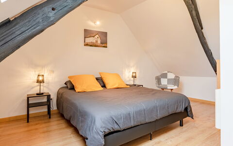 La Peite Maison: Möbel, Eigentum, Komfort, Holz, Interior Design, Gebäude, Beleuchtung, Die Architektur, Cabinetry, Bettrahmen
