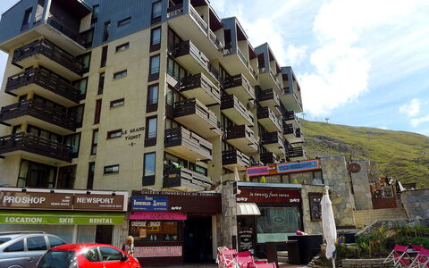 Tignes 375: Himmel, Rad, Gebäude, Auto, Fahrzeug, Pflanze, Wolke, Fenster, Die Architektur