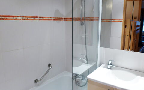 Tignes 375: Badezimmer, Eigentum, Zimmer, Zapfhahn, Fliese, Armatur, Brausenstange, Glas, Dusche, Die Architektur