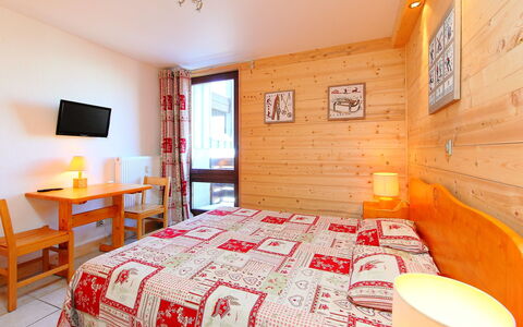 Tignes 375: Schlafzimmer, Bett, Zimmer, Möbel, Bettdecke, Eigentum, Bedding, Bettrahmen, Interior Design, Wand