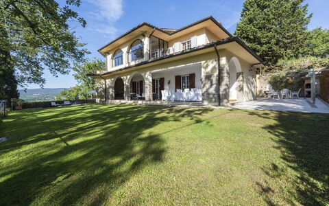 Villa Monteresi: Pflanze, Himmel, Gebäude, Baum, Fenster, Grundstueck, Hütte, Gras, Wolke, Wohngebiet