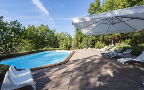 Villa Monteresi: Himmel, Wasser, Wolke, Schwimmbad, Schatten, Pflanze, Gartenmöbel, Die Architektur, Baum, Sonnenliege