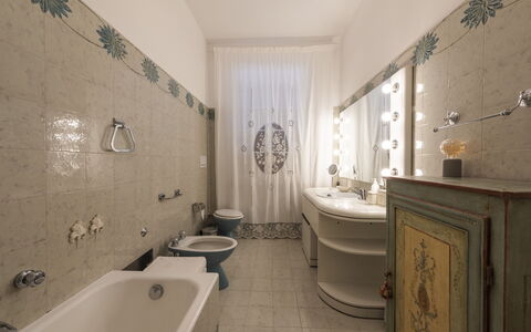 Villa Monteresi: Spiegel, Zapfhahn, Armatur, Sinken, Eigentum, Badezimmer, Bad Sink, Gebäude, Interior Design, Lila