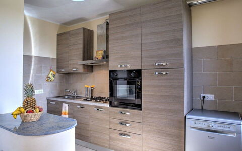 Villa Montone: Cabinetry, Countertop, Gebäude, Möbel, Eigentum, Herd, Küche, Küchengerät, Schublade, Interior Design