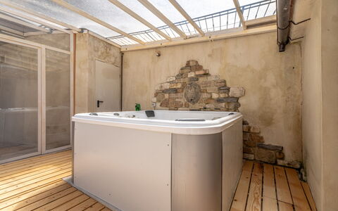 Villa Montone: Badewanne, Flooring, Armatur, Fussboden, Badezimmer, Jacuzzi, Installation, Fliese, Hotel