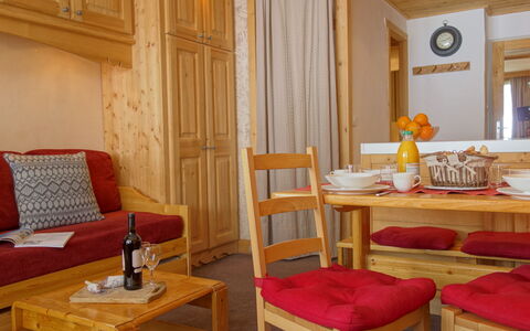 Tignes 390: Tabelle, Möbel, Eigentum, Gebäude, Stuhl, Holz, Orange, Komfort, Interior Design, Bilderrahmen