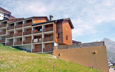 Tignes 450: Himmel, Wolke, Gebäude, Pflanze, Fenster, Holz, Grundstueck, Urban Design, Gras, Landschaft