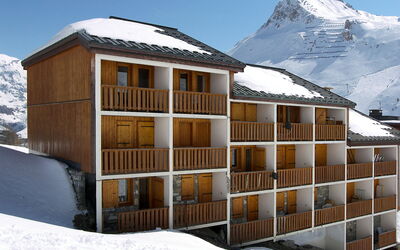 Tignes 450: Schnee, Himmel, Eigentum, Steigung, Holz, Berg, Fenster, Baum, Dach, Grundeigentum