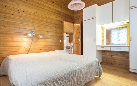Paroni: Bett, Möbel, Schlafzimmer, Interior Design, Bedding, Bettdecke, Flooring, Holz, Fussboden, Zimmer