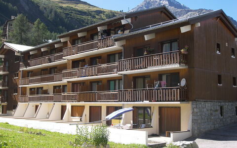 Tignes 860: Wasser, Himmel, Gebäude, Azurblau, Berg, Baum, Die Architektur, Gewässer, See, Nachbarschaft