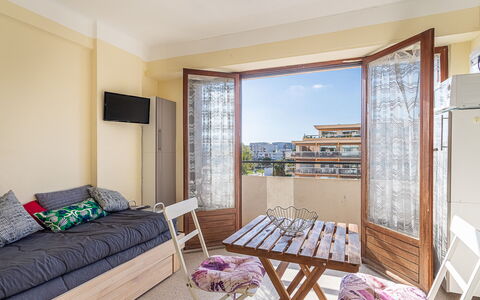 Le Lavandou 212: Wohnung, Interior Design, Möbel, Fussboden, Balkon, Eigentumswohnung, Stuhl, Holzbeize, Design, Daylighting