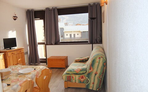 Les Menuires 100: Zimmer, Möbel, Eigentum, Bett, Interior Design, Schlafzimmer, Gebäude, Fussboden, Wand, Haus