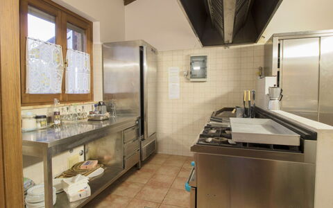 Villastrada: Countertop, Cabinetry, Eigentum, Gebäude, Zapfhahn, Sinken, Fenster, Küche, Interior Design, Armatur