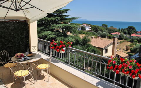 La Terrazza di Dinky: Pflanze, Gebäude, Blume, Himmel, Eigentum, Blumentopf, Tabelle, Regenschirm, Baum, Gartenmöbel
