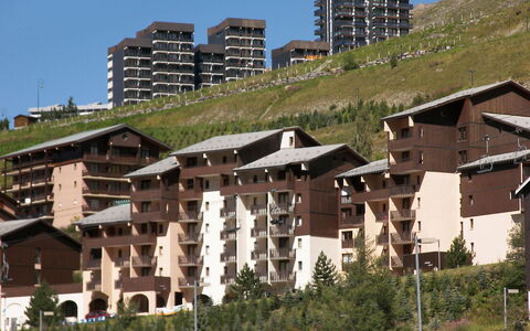 Les Menuires 170: Himmel, Gebäude, Pflanze, Vegetation, Urban Design, Haus, Baum, Tower Block, Biome, Fenster