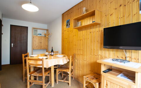 Astragale 412 a: Möbel, Eigentum, Tabelle, Cabinetry, Gebäude, Holz, Interior Design, Fussboden, Holzbeize, Flooring