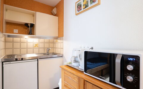 Astragale 412 a: Cabinetry, Countertop, Eigentum, Möbel, Bilderrahmen, Sinken, Holz, Haushaltsgerät, Interior Design, Küche