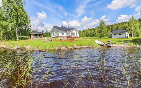 Villa Lahti: Bett, Möbel, Schlafzimmer, Interior Design, Bedding, Bettdecke, Flooring, Holz, Fussboden, Zimmer
