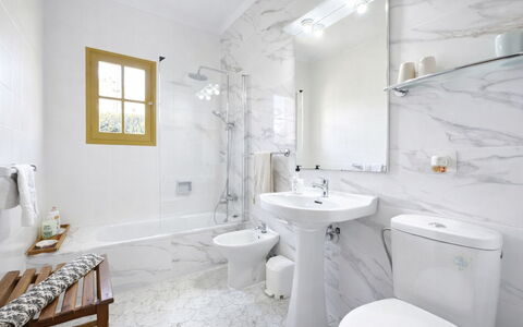 Can Xiroia: Badezimmer, Armatur, Flooring, Interior Design, Wand, Fussboden, Toilette, Toilleten Sitz, Sinken, Zapfhahn