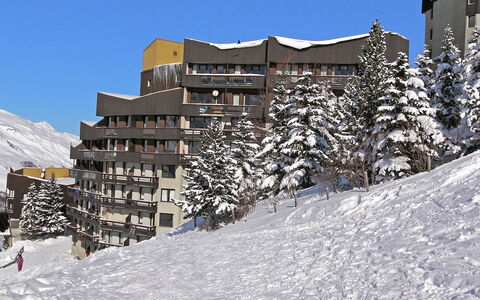 Les Menuires 500: Himmel, Gebäude, Schnee, Haus, Steigung, Berg, Biome, Urban Design, Einfrieren, Landschaft
