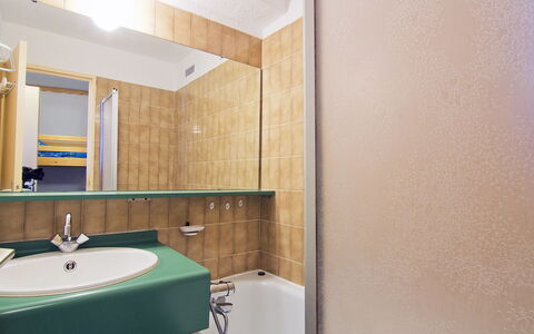Les Menuires 500: Badezimmer, Zimmer, Eigentum, Interior Design, Zapfhahn, Wand, Fliese, Die Architektur, Armatur, Bad Sink