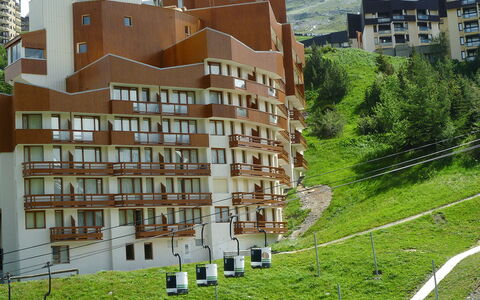 Les Menuires 500: Gebäude, Eigentum, Pflanze, Fenster, Vegetation, Grundstueck, Urban Design, Baum, Gras, Eigentumswohnung