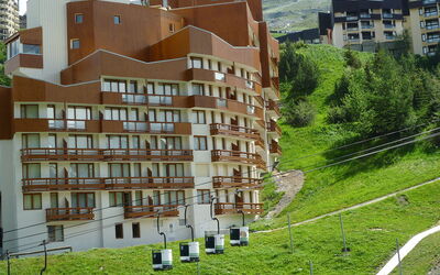 Les Menuires 500: Gebäude, Eigentum, Pflanze, Fenster, Vegetation, Grundstueck, Urban Design, Baum, Gras, Eigentumswohnung