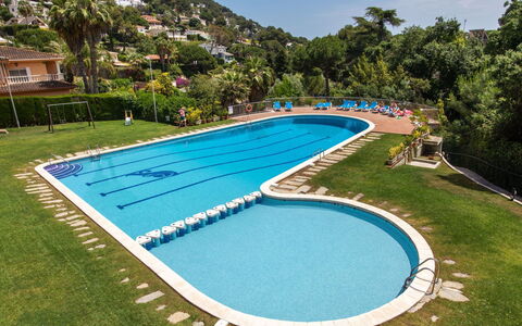 Cala Bona: Wasser, Himmel, Wasservorräte, Eigentum, Pflanze, Schwimmbad, Baum, Azurblau, Gebäude, Gewässer