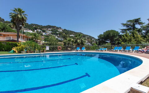 Cala Bona: Wasser, Pflanze, Himmel, Schwimmbad, Azurblau, Baum, Stuhl, Gartenmöbel, Schatten, Freizeit