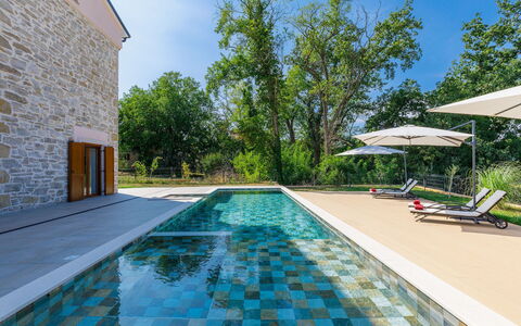 Villa Julia: Wasser, Pflanze, Eigentum, Gebäude, Himmel, Schwimmbad, Azurblau, Fenster, Schatten, Baum