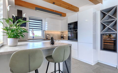 Villa Civitan: Möbel, Interior Design, Flooring, Countertop, Holz, Küche, Fussboden, Decke, Cabinetry, Light Fixture