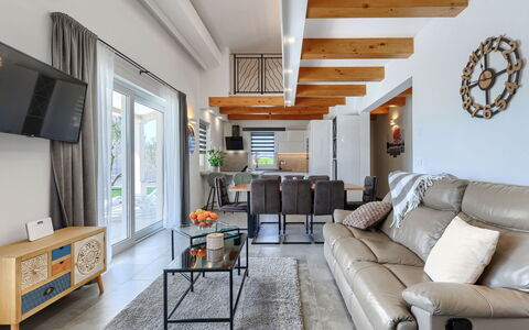 Villa Civitan: Möbel, Holz, Interior Design, Couch, Flooring, Decke, Wohnzimmer, Tabelle, Zuhause, Stuhl