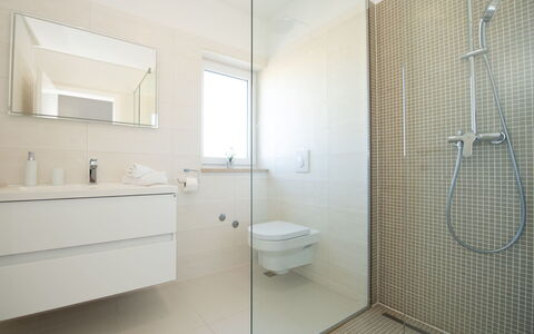 Villa Maria: Armatur, Spiegel, Gebäude, Sinken, Badezimmer, Zapfhahn, Dusche, Fussboden, Flooring
