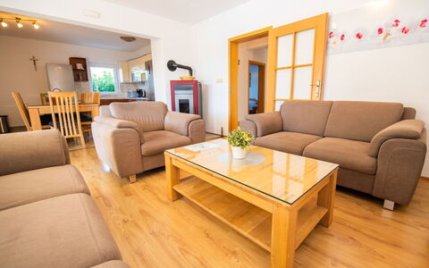 Villa Maria: Möbel, Tabelle, Eigentum, Couch, Komfort, Holz, Orange, Wohnzimmer, Interior Design, Studio Couch