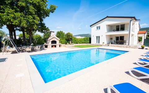 Villa Maria: Wasser, Eigentum, Himmel, Pflanze, Schwimmbad, Gebäude, Blau, Azurblau, Wolke, Baum