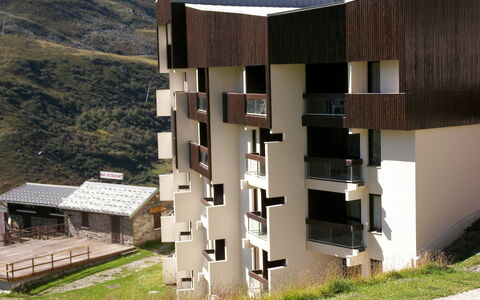 Les Menuires 200: Pflanze, Holz, Urban Design, Grundstueck, Biome, Wohngebiet, Gras, Grundeigentum, Fassade, Baum