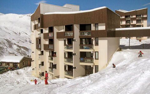 Les Menuires 200: Himmel, Gebäude, Eigentum, Schnee, Fenster, Haus, Steigung, Die Architektur, Urban Design, Terrain