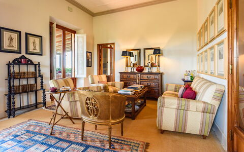 Villa Agnola: Bilderrahmen, Eigentum, Holz, Interior Design, Fussboden, Flooring, Hartholz, Wohnzimmer, Grundeigentum, Schublade