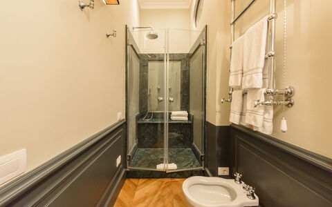 Villa Agnola: Spiegel, Armatur, Eigentum, Zapfhahn, Sinken, Badezimmer, Gebäude, Interior Design, Bad Sink