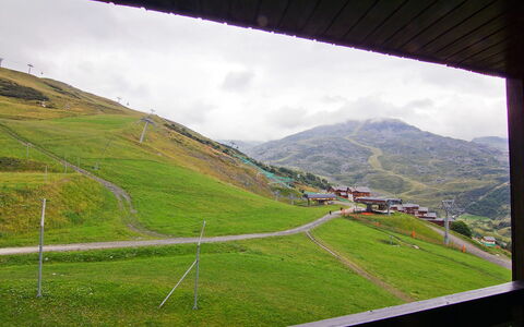 Soldanelles 413 B: Grün, Hochland, Bergforms, Berg, Gras, Wiese, Himmel, Bergstation, Gebirge, Steigung