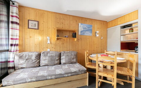 Soldanelles 413 B: Möbel, Eigentum, Couch, Gebäude, Tabelle, Komfort, Holz, Haus, Interior Design
